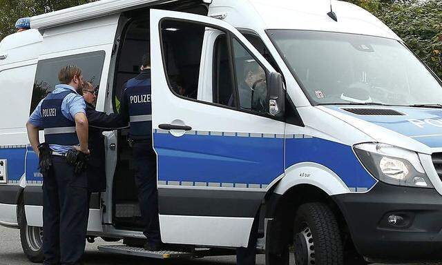 Symbolbild. Die deutsche Polizei ermittelt, hat aber noch keine Beweise für Rufe von Passanten in Richtung Flüchtling.