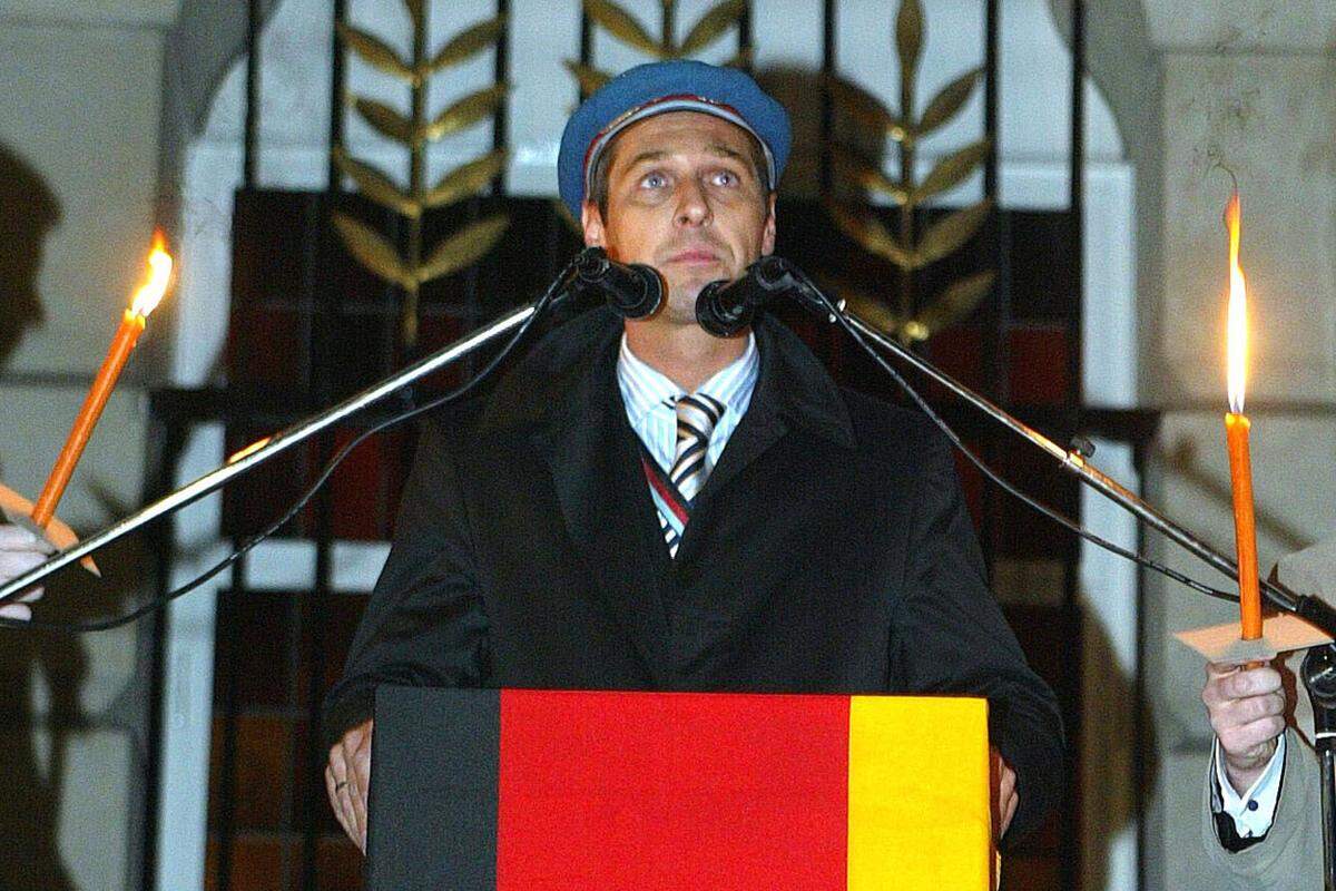 Die Totenrede hätte heuer nach 2004 wieder Heinz-Christian Strache halten sollen. Das ist jener Mann, der mit seiner FPÖ in der Wählergunst nach jüngsten Umfragen auf Platz eins liegt - und der auch unter den Hassobjekten der Gruppierungen links der Mitte einen Spitzenplatz einnehmen dürfte.Bild: Strache bei seiner Totenrede im Jahr 2004.