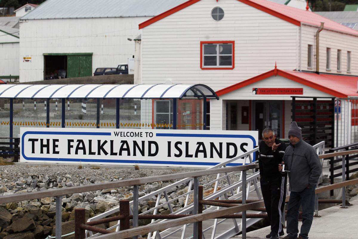 Der Grund für das Wiederaufflammen des Konflikts: Im Meeresboden bei den Falklands werden große Ölvorkommen vermutet. Ein britisches Unternehmen führt seit vergangenem Jahr neue Probebohrungen durch. Argentinien wandte sich vergebens an die Vereinten Nationen, um die Bohrungen zu verhindern.