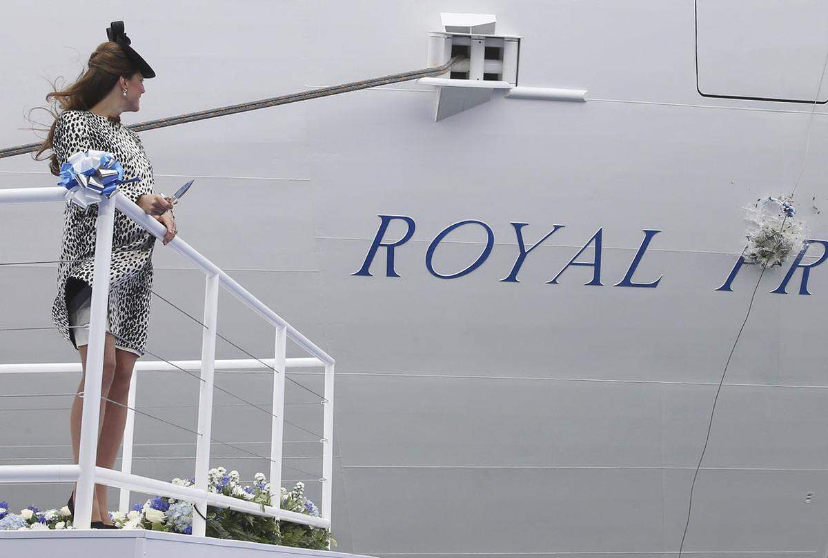 Für die Weihe des Luxus-Kreuzfahrtschiffes "Royal Princess" mit einer Magnumflasche Champagner, trug sie ein Outfit mit Dalmatinermuster der Marke Hobbs.