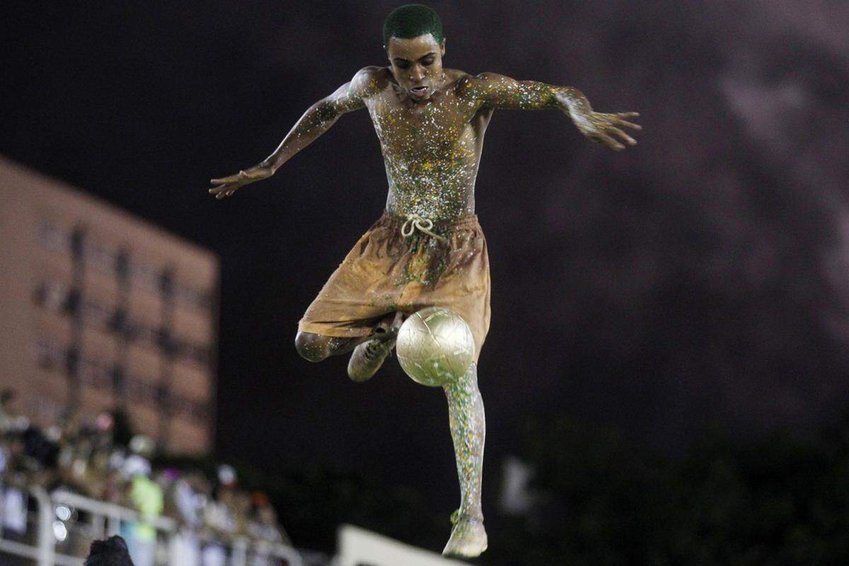 Imperatriz Leopoldinense setzte auf das unvermeidliche Fußball Thema. Brasilien ist Ausrichter der kommenden Fußball-WM.