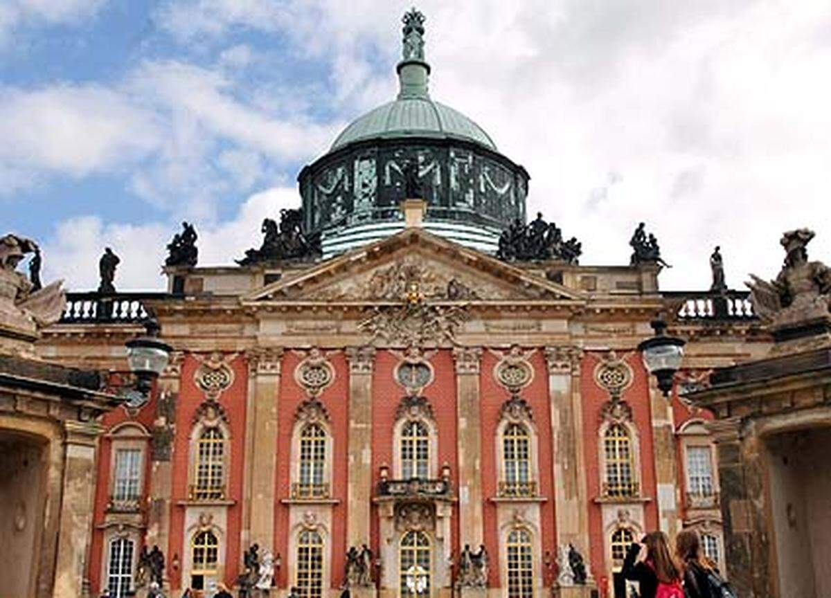 Der Brauch könnte auch auf die Geschichte eines weiteren französischen Königs zurückgehen. Am 1. April wurde Heinrich IV. von einer jungen Dame schriftlich um ein heimliches Rendezvous in einem diskreten Lustschloss gebeten. Als Heinrich zu seiner Verabredung erschien, begrüßte ihn der versammelte Hofstaat samt seiner Gemahlin Maria von Medici. Sie soll ihm gedankt haben, dass er ihrer Einladung zum Narrenball gefolgt war.