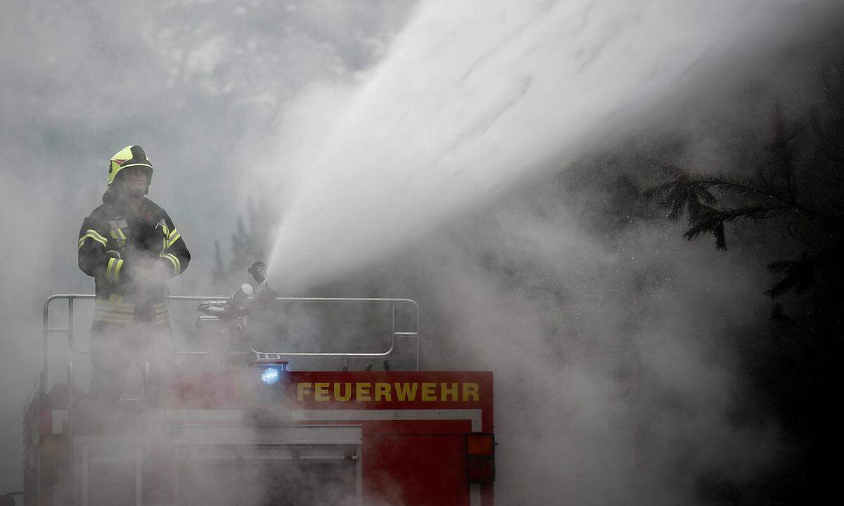 Am Samstag war der riesige Waldbrand unter Kontrolle. "Das Feuer breitet sich derzeit nicht weiter aus", sagte Brandenburgs Waldbrandschutzbeauftragter Raimund Engel Samstagmittag. Es gebe jedoch immer wieder offene Flammen und Glutnester.