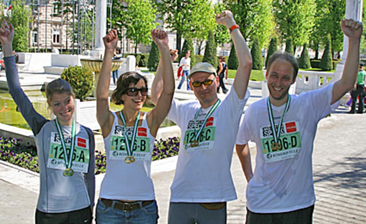 Am Start beim Wiener Marathon war auch die Staffel von DiePresse.com (Bild): Unerschrocken waren die Redakteure Sara Gross, Heide Rampetzreiter Günter Felbermayer und Peter Huber (von links nach rechts) ins Rennen gegangen. Ihre Lauferfahrungen hatten sie in den Wochen zuvor in einem Blog dokumentiert.