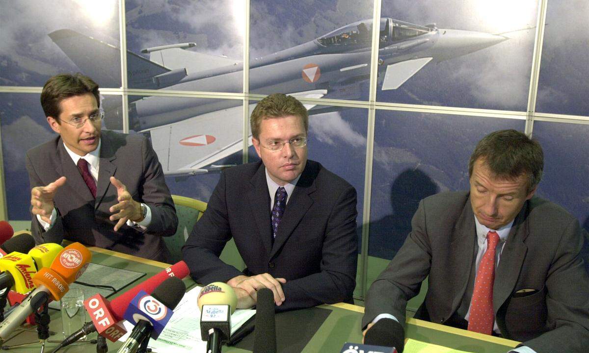 Herbert Scheibner (Mitte) war zur Zeit der Entscheidung, welchen Jet man kaufen würde, Verteidigungsminister in der schwarz-blauen Regierung. Ursprünglich favorisierte er das Modell des schwedischen Gripen, aber im entscheidenden Ministerrat 2002 stimmte er dem Eurofighter-Kauf zu.  