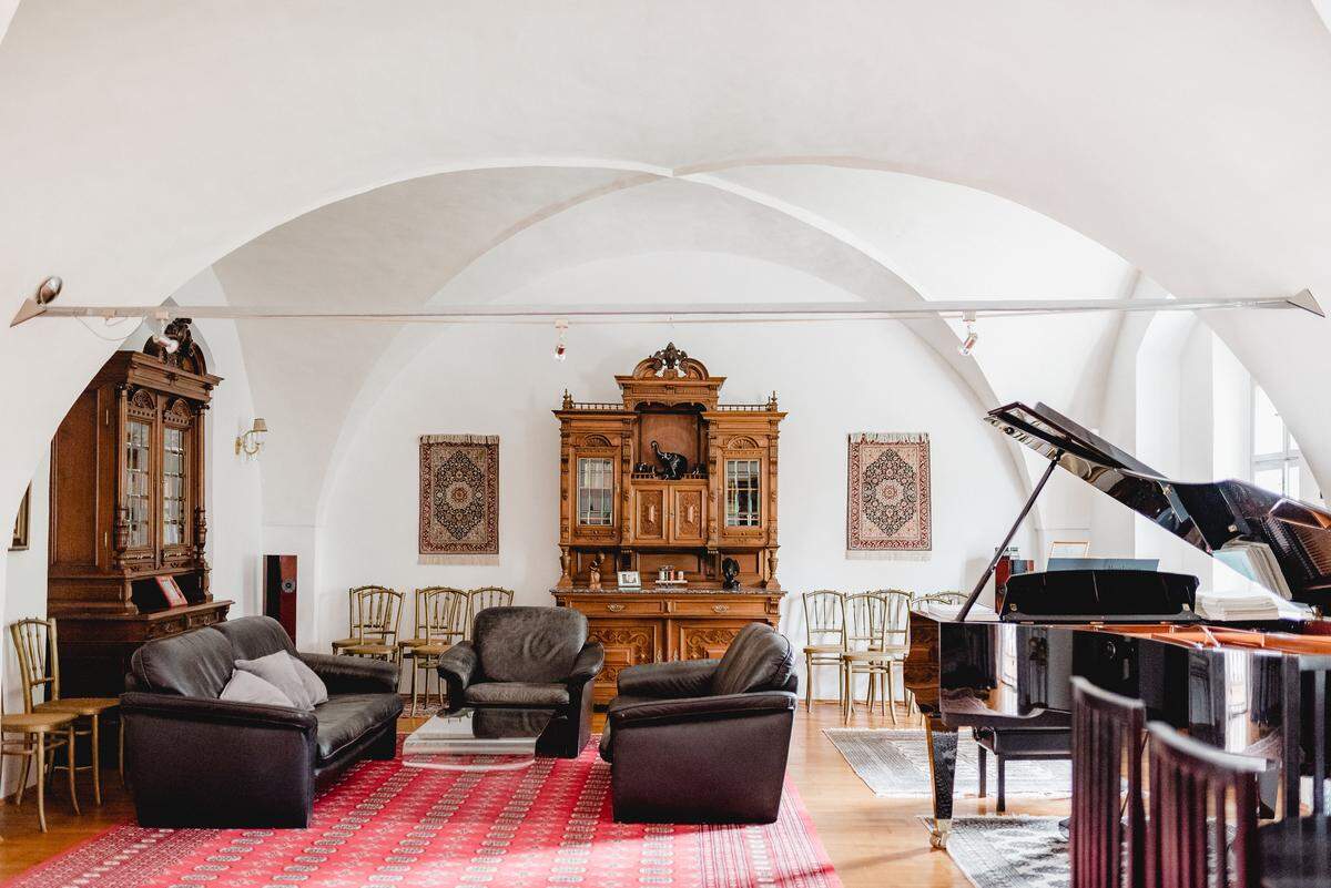 ...der Wohnraum wandelt sich einmal im Jahr zum "Salon Batik" - Austragungsort von Konzerten. In einer der beiden altdeutschen Kredenzen, Leihgaben der Schlossbesitzer, finden sich... 