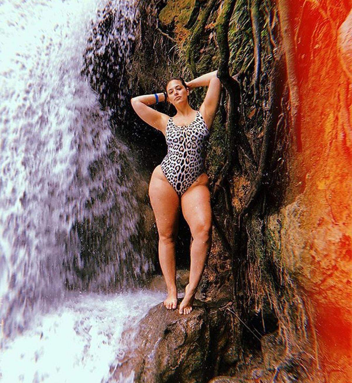 In Jamaika wagte sich Model Ashley Graham vor den Wasserfall.