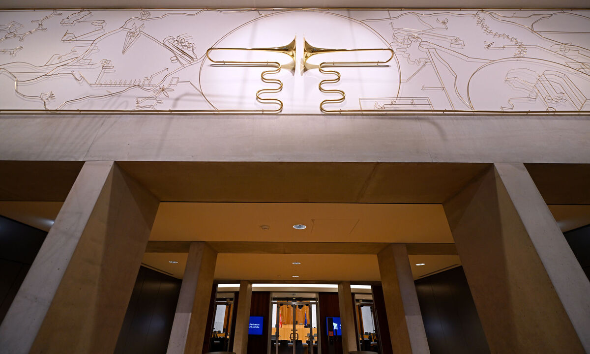 Demokratietrompete Ð Fries mit Horn und Waage von Constantin Luser, aufgenommen am Mittwoch, 21. Dezember 2022, im Parlament. Mit der Renovierung des Parlaments wurde heimische zeitgenössische Kunst in die Architektur von Theophil Hansen implementiert.