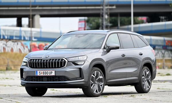 In zweiter Generation länger, auch rundum perfekter geworden: Skoda Kodiaq, hier als Allrad-Diesel mit 193 PS. Und ja, mit nicht dringend notwendigen, aber doch schmückenden 20-Zoll-Rädern aus dem Zubehörprogramm.