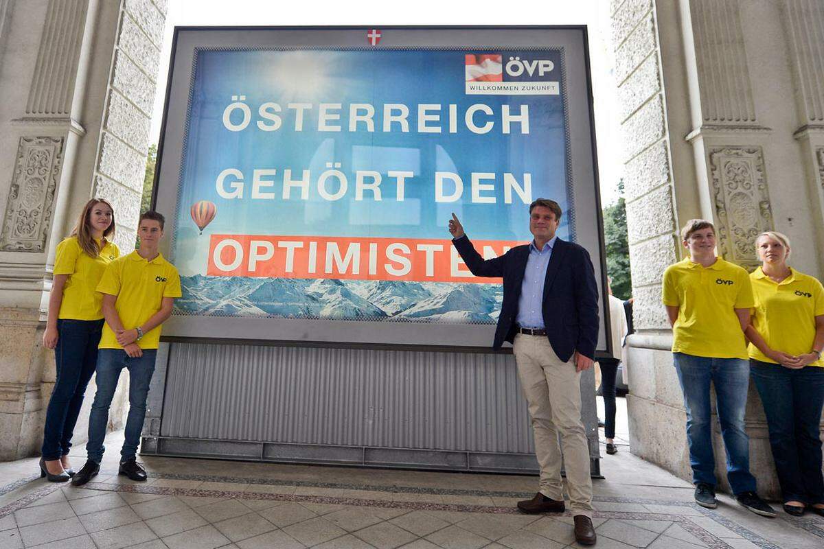 In ihrer ersten Plakatkampagne im August erklärte die ÖVP den Wählern, wem Österreich gehört - nämlich den "Tatkräftigen", den "Weltoffenen", den "Entdeckern" und den "Optimisten". Die Slogans sind vor malerischen Berg- und Seenkulissen platziert.