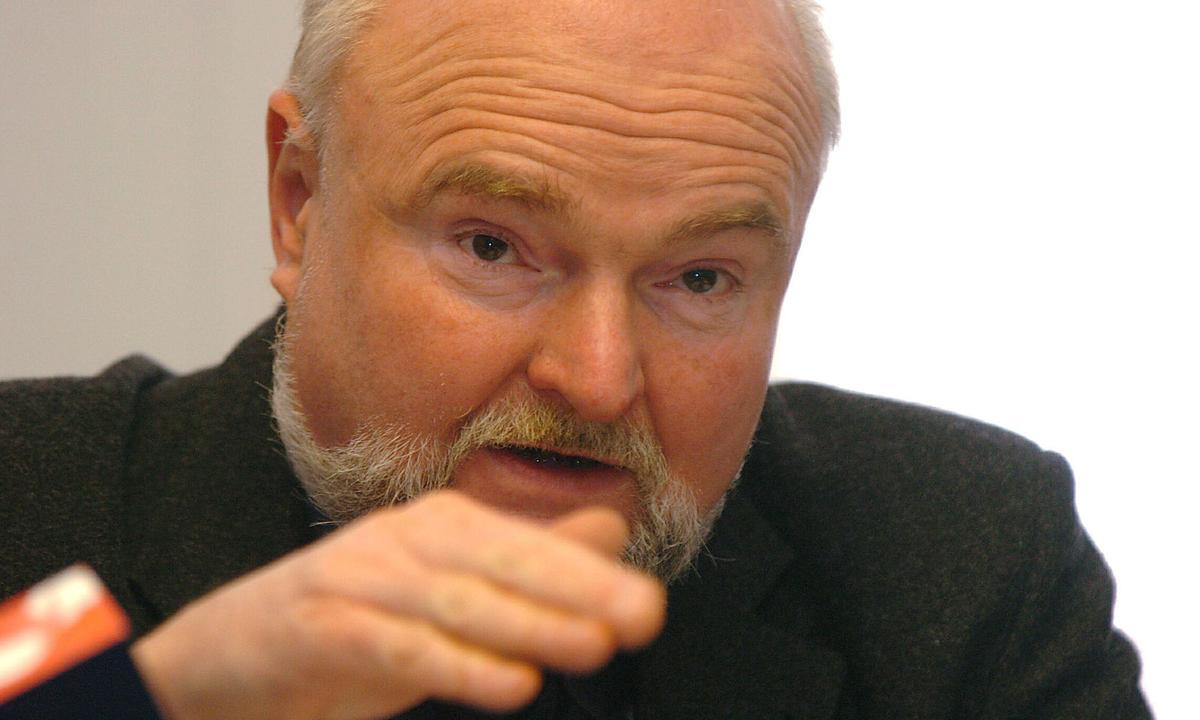 Der Autor: Peter A. Ulram (* 1951 in Wien) ist Dozent für Politikwissenschaft an der Universität Wien und Geschäftsführer von Ecoquest, einem Institut für Markt- und Meinungsforschung, Analyse und Consulting in den Bereichen Wirtschaft, Politik und Soziales. Zahlreiche Publikationen zur Wahl- und Parteienforschung sowie zu politischem Wandel.
