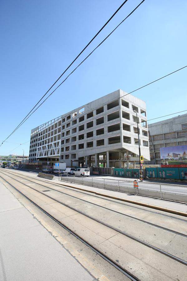 Gebaut wird der Komplex auf einem ehemaligen ÖBB-Areal in der Brünner Straße. Der Rohbau ist fertig, Mitte Juni wird Dachgleiche gefeiert.Bild: Brünner Straße, im Hintergrund die Baustelle, Aufgenommen am Diensteg (20. Mai)