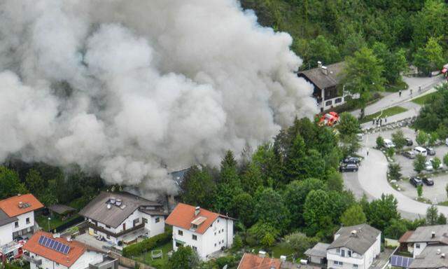 120 Einsatzkräft rückten zu dem Großbrand in Tirol aus