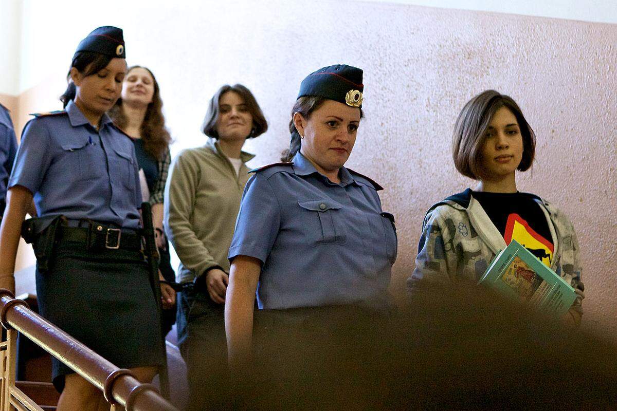 Pussy Riot wurde Rowdytum zur Last gelegt, behandelt wurden sie aber wie Gewaltverbrecher. Nicht nur, dass sie ein halbes Jahr ohne Urteilsspruch im Gefängnis saßen, Mitte Juli wurde die Untersuchungshaft bis Januar 2013 verlängert.