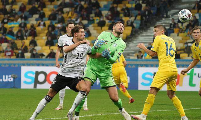 Torwart Georgiy Bushchan Ukraine versucht den Ball zu fangen und Leon Goretzka Deutschland Germany erzielt per Kopfball das Tor zum 0:2