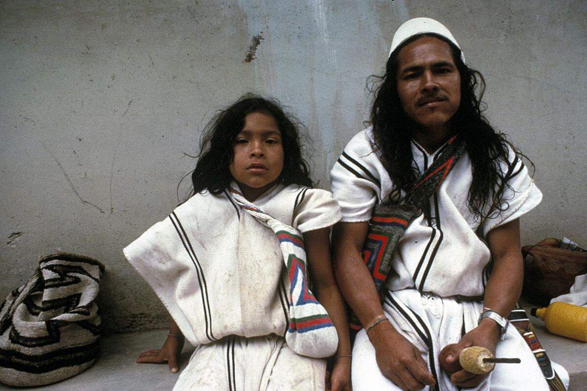 In den Bergen der Sierra Nevada de Santa Marta im Norden Kolumbiens leben seit Jahrhunderten die Arhuaco. Sie selbst nennen sich "Ältere Brüder" und glauben, dass sie ein mystisches Wissen haben, das andere nicht besitzen.Die spirituellen Anführer sollen die natürliche Ordnung der Welt erhalten. Ihre Ausbildung beginnt im Kindesalter und dauert ca. 18 Jahre.