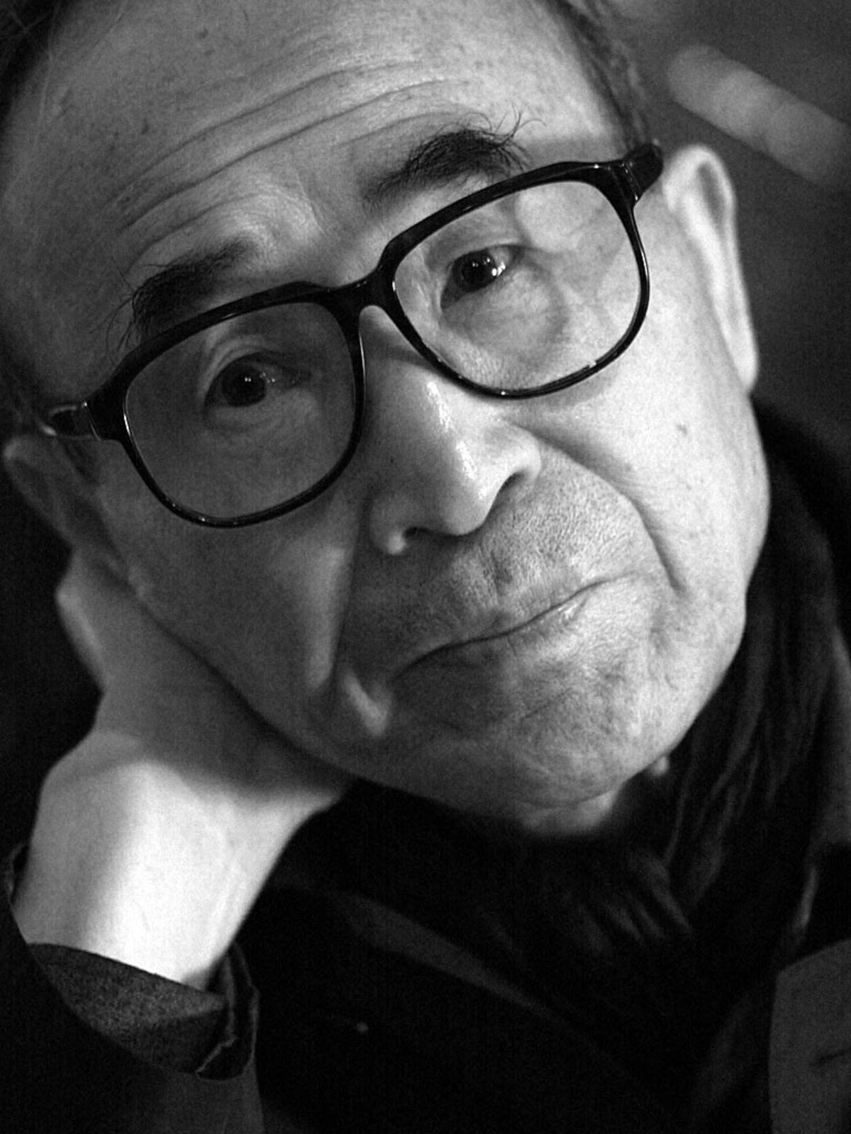 Ko Un gilt als einer der wichtigsten Dichter und Schriftsteller Koreas - und zählt ebenfalls zum Favoritenkreis. In seiner Jugend wurde er zu einem buddhistischen Mönch ausgebildet und reiste nach dem Koreakrieg als Bettelmönch durch das Land. In den Sechzigern wurden seine Gedichte in Studentenprotesten als Widerstandshymnen gefeiert, Ko Un selbst wurde mehrfach verhaftet und gefoltert. Heute lebt der Autor als Professor für koreanische Literatur und Sprache in Seoul. Platz zehn bei den Buchmachern.