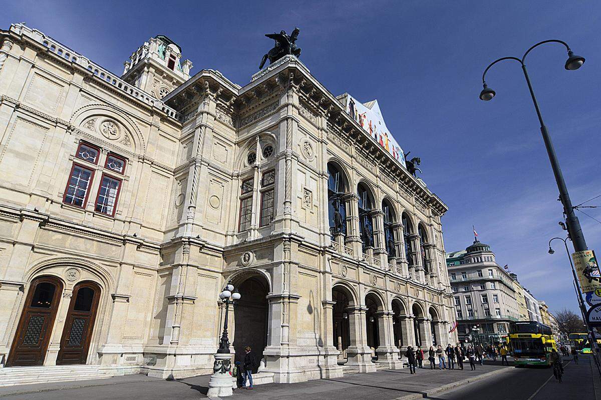 Auch die Wiener Staatsoper trauert um den Dirigenten und ihren ehemaligen Generalmusikdirektor (1986 bis 1991). Zum Gedenken hisst die Staatsoper die schwarze Flagge.