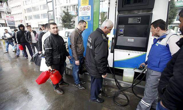 Ohne Strom gewinnt Benzin an Bedeutung. An Tankstellen wie hier in Istanbul bildeten sich lange Schlangen.