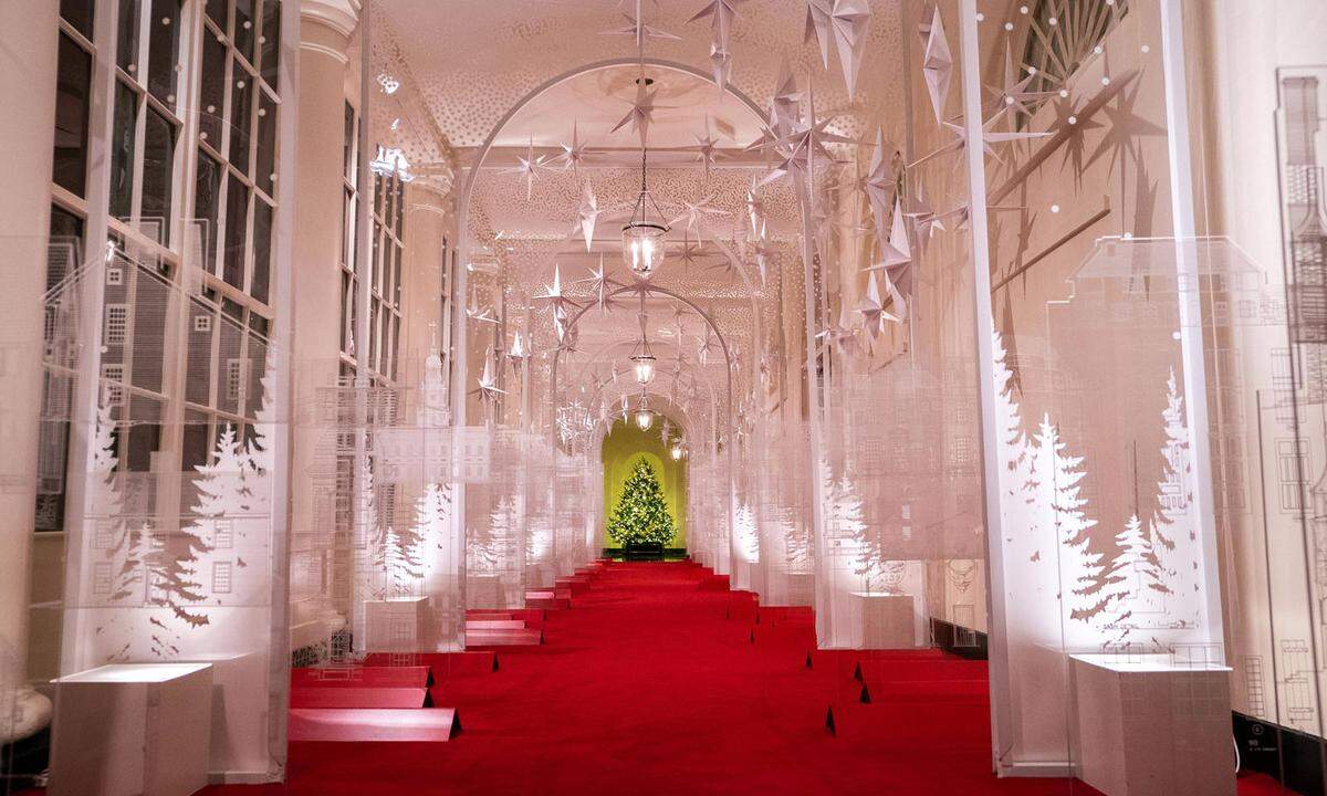 Ein Gang im Weißen Haus ist über und über mit kühlen, weißen Sternen dekoriert.