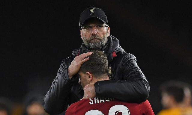 Trainer Jürgen Klopp umarmt Xerdan Shaqiri