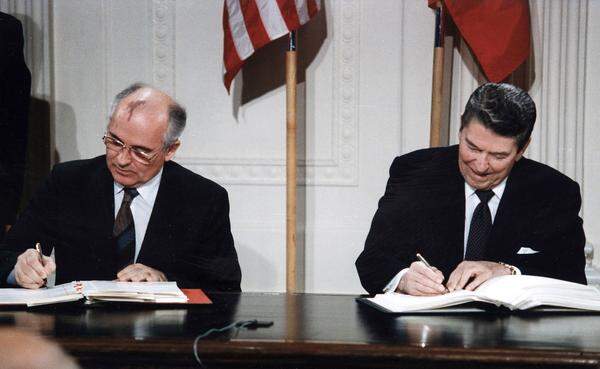 8. Dezember 1987: Michail Gorbatschow und Ronald Reagan unterzeichnen das INF-Abkommen zum Verzicht auf atomare Mittelstreckenraketen.