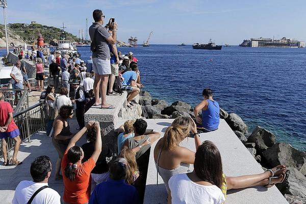 Erste Reihe fußfrei konnten viele Touristen das Auslaufen der Costa Concordia beobachten.