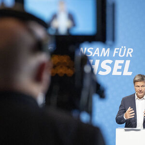 Es geht nicht nur um die Alarmstufe beim Gas: Robert Habeck schwört Deutschland auf eine kollektive Anstrengung ein (Archivbild). 