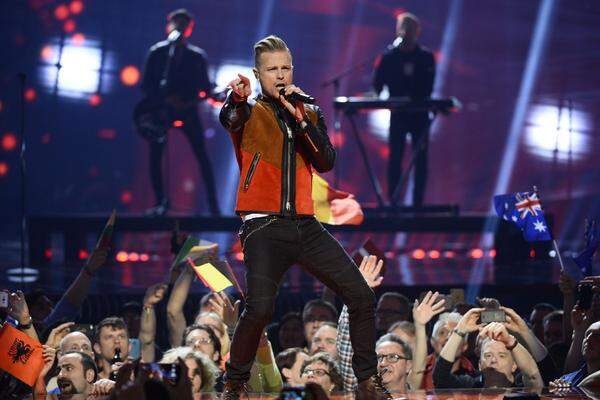 Nicky Byrne - Sunlight Belangloser Pop, nett dargeboten, leider ein paar falsche Töne beim Refrain-Einstieg, bei jedem Refrain-Einstieg. Die Pseudo-Band auf der Bühne ist nett, aber unnötig. Dem Saal-Publikum hat's einigermaßen gefallen. Der Chor war fleißig, insgesamt zu durchschnittlich. Das genügt heutzutage beim ESC nicht.