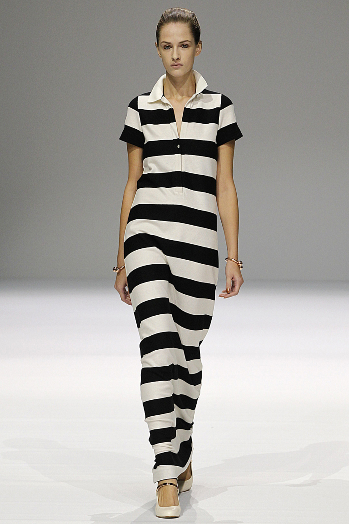 Apropos Schwarz-Weiß: Diese klassische Variante hat Veronique Branquinho für den kommenden Frühling/Sommer gewählt. Ob als gestreifter Overall oder ...
