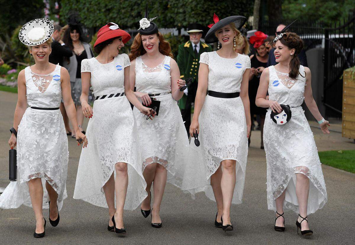 Für das berühmte britische Pferderennen mit hohem Promi-Faktor haben die Organisatoren übrigens im Jahr 2012 Modevorschriften erlassen.