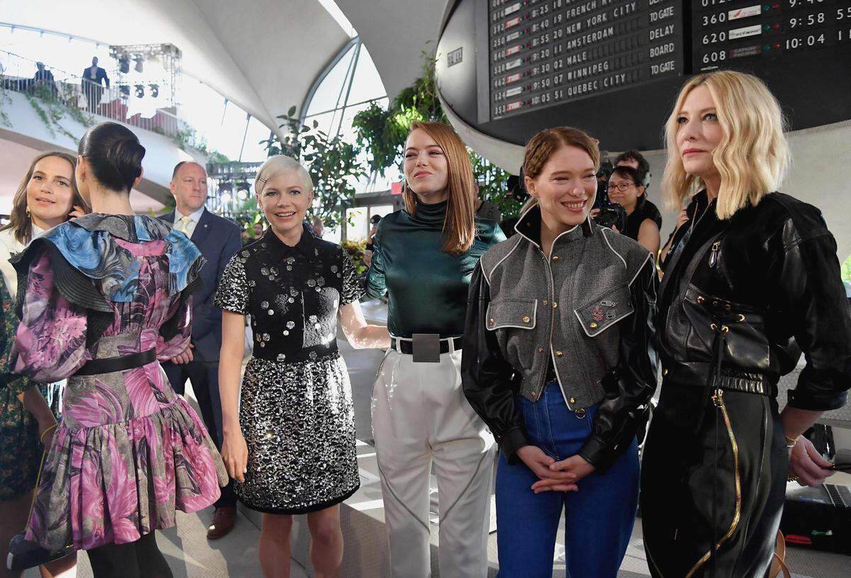 Zu den Musen des Designers, die auch immer wieder in den Modekampagnen der Maison zu finden sind, zählen auch Emma Stone und Cate Blanchett.