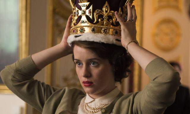 Die vielen Juwelen drücken aufs Haupt. Claire Foy als junge Königin Elizabeth II. in „The Crown“.