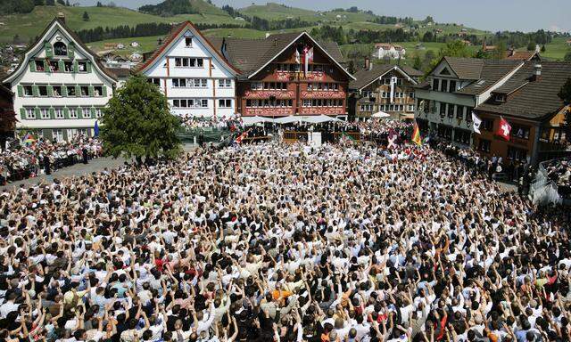 Direkte Demokratie in der Schweiz: In Appenzell werden auch heute noch Volksabstimmungen unter freiem Himmel durchgeführt.