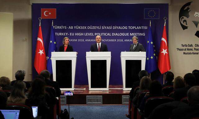 Mogherini, Cavusoglu und Hahn in Ankara. 