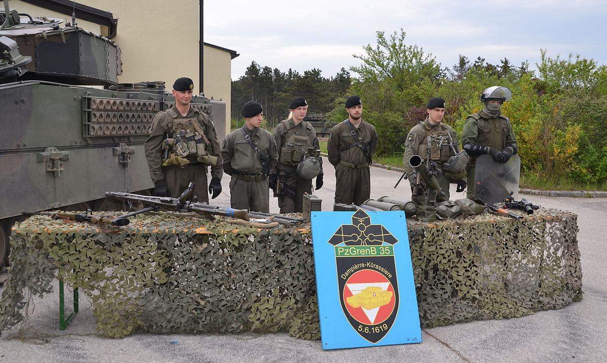 Waffenschau inkl. MG, Panzerabwehrrohr - und mit Geräten zur "riot control", etwa Tränengaswerfer, Schlagstock, Schutzschild: Es wird auch für Einsätze in zivilen Unruheumfeldern ausgebildet. Auf dem Wappen steht "Dampièrre-Kürassiere" und "1619". Dazu später.