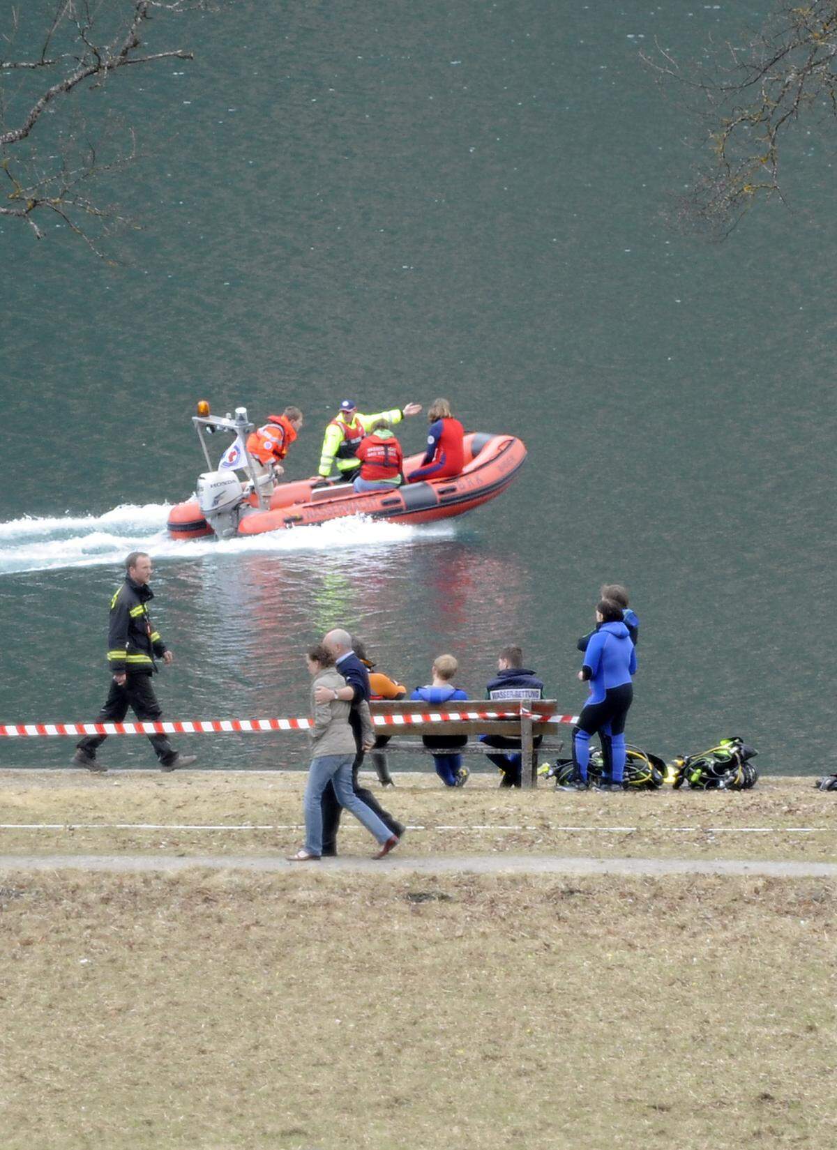 Der Hubschrauber war in südlicher Richtung unterwegs und ist unvermittelt abgesunken, ehe er in den See stürzte.