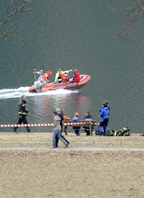 Der Hubschrauber war in südlicher Richtung unterwegs und ist unvermittelt abgesunken, ehe er in den See stürzte.