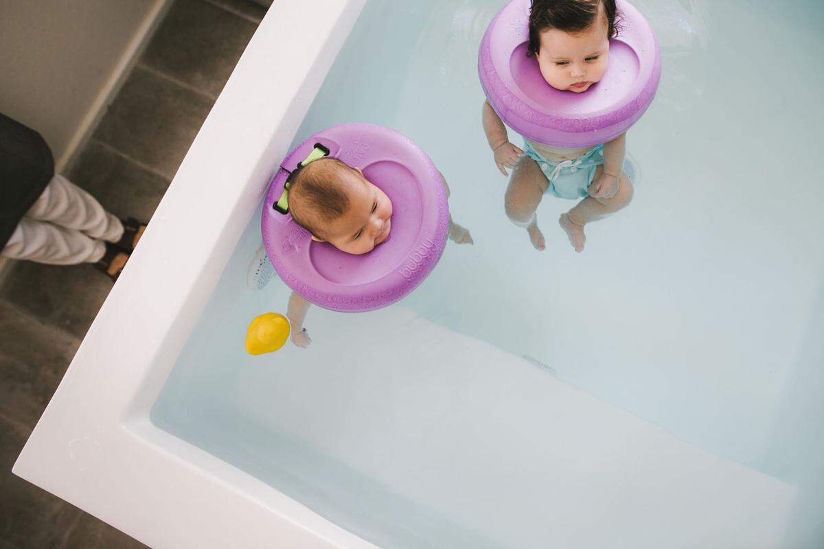 Hydrotherapie, Massage, Floating. Im australischen Perth hat ein neues Baby-Spa eröffnet. Vom zweiten Tag bis zum sechsten Lebensmonat dürfen sich die kleinen Klienten hier massieren lassen und im Whirlpool planschen.