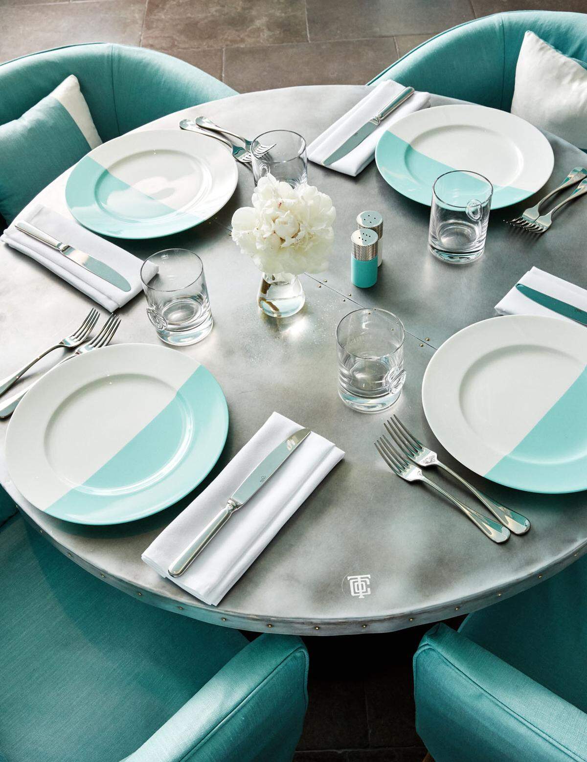 Gespeist wird - wie kann es anders sein - von schmucken Tellern in Türkis.Die berühmte grünlich-blaue Farbe wird übrigens „Robin’s Egg“-Blau (nach den Eiern der Wanderdrossel) genannt und hat sich Tiffany als Marke schützen lassen.
