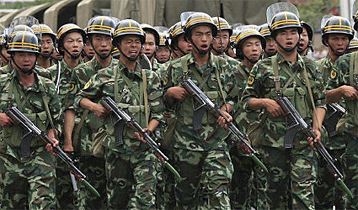 Gespannte Ruhe nach den tödlichen Krawallen in Westchina: Um der Lage Herr zu werden, hat China über die Provinz Xinjang das Kriegsrecht verhängt und tausende Soldaten in die Provinz entsendet.