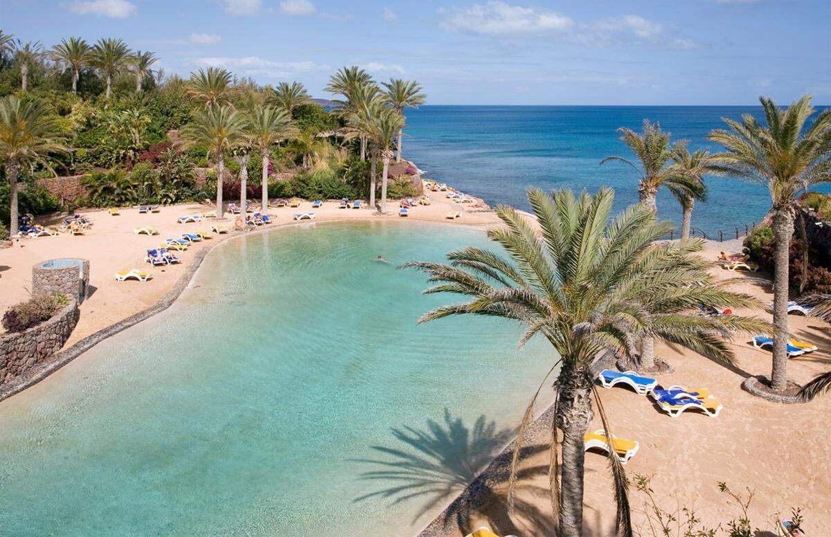 Ein Swimmingpool, der schon wie das Meer aussieht, findet sich auf Fuerteventura.