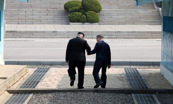 Spontan forderte Kim den südkoreanischen Präsidenten auf, seinerseits die Betonschwelle im Boden, die die Linie kennzeichnet, auch nach Norden zu überqueren. Moon betrat damit erstmals nordkoreanischen Boden, was vorher nicht erwartet worden war.