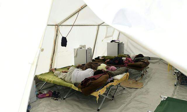 Asylwerber schlafen in Zelten
