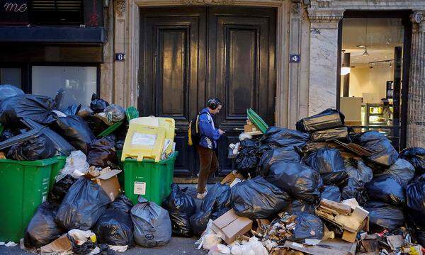Müllberge in Paris. Im Kampf gegen die Pensionsreform der Regierung ist auch die Müllabfuhr in den Streik getreten.