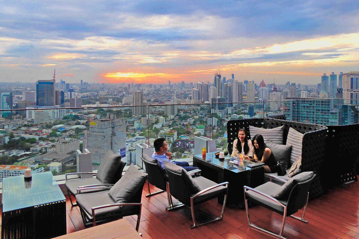 Octave Rooftop Bar & LoungeStockwerke 45, 48, 49 360-Grad-Panorama ganz oben mit Party Vibes, plus zwei Etagen darunter, eine als Lounge, die andere als Restaurant, zwei Bars, zwei DJs, Asien auf dem Teller – Snacks und Meeresfrüchte, ein Ooohhh-Ensemble auf der Turmspitze des Marriott in Thong Lor. Viele Hotelgäste und Besucher, die von hier gut sehen können, wie riesig Bangkok wirklich ist. Dresscode, Preise gehoben, Bier ab 265 THB, tgl. 17–02,BTS Thong Lor;www.marriott.de/thailand