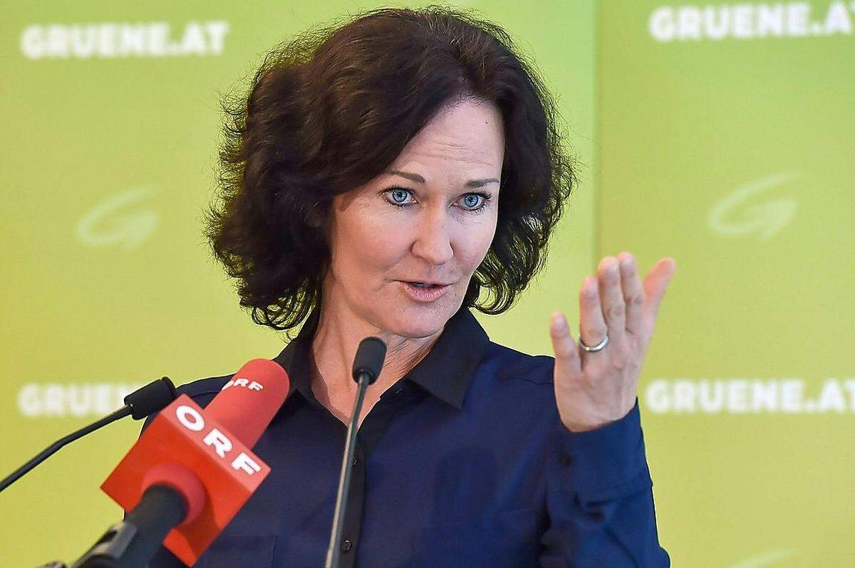 Die Grüne Bundessprecherin Eva Glawischnig betonte, ihre Partei stehe in Oberösterreich für eine „Zusammenarbeit jenseits von Blau" weiter zur Verfügung. Das Flüchtlingsthema sei „extrem dominant" gewesen, meinte Glawischnig. Sie könne sich an keine Wahl erinnern, die so stark von einem Thema überlagert worden sei.