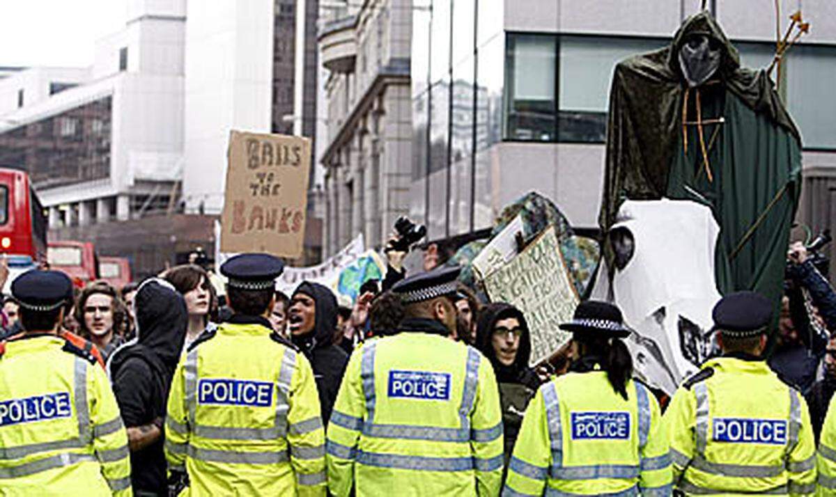 Mit lauten Sprechchören wie "Stürmt die Bank!", "Schande über Euch" und Plakaten mit "Kapitalismus funktioniert nicht" zogen tausende Demonstranten durch das Londoner Bankenviertel.