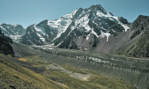 Der Kyzylsu-Gletscher in Tadschikistan wächst über seine Moräne, das heißt über den Schuttwall, hinaus.