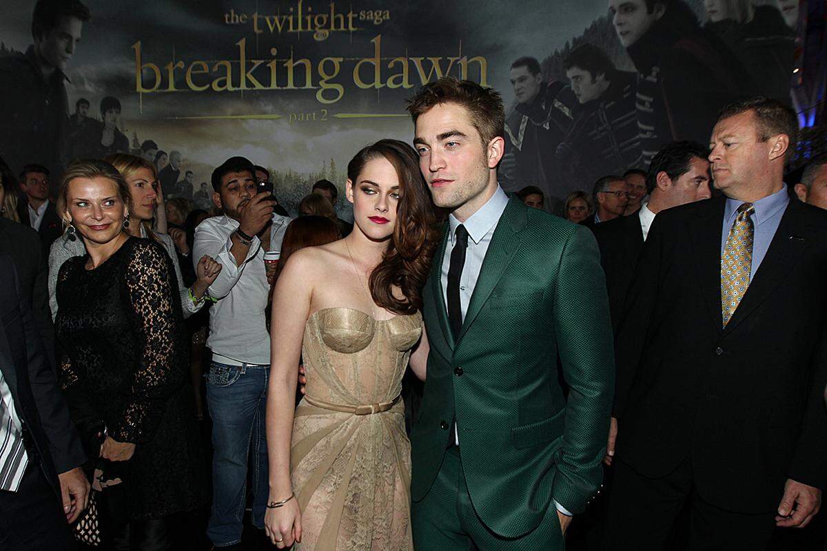 Kreischende Fans, Blitzlichtgewitter, strahlende "Twilight"-Stars: Tausende Schaulustige haben am Montagabend (Ortszeit) vor dem Nokia-Theatre in Los Angeles die Weltpremiere von "Breaking Dawn - Bis(s) zum Ende der Nacht 2" gefeiert. Im Mittelpunkt: Die Hauptdarsteller Robert Pattinson und Kristen Stewart.